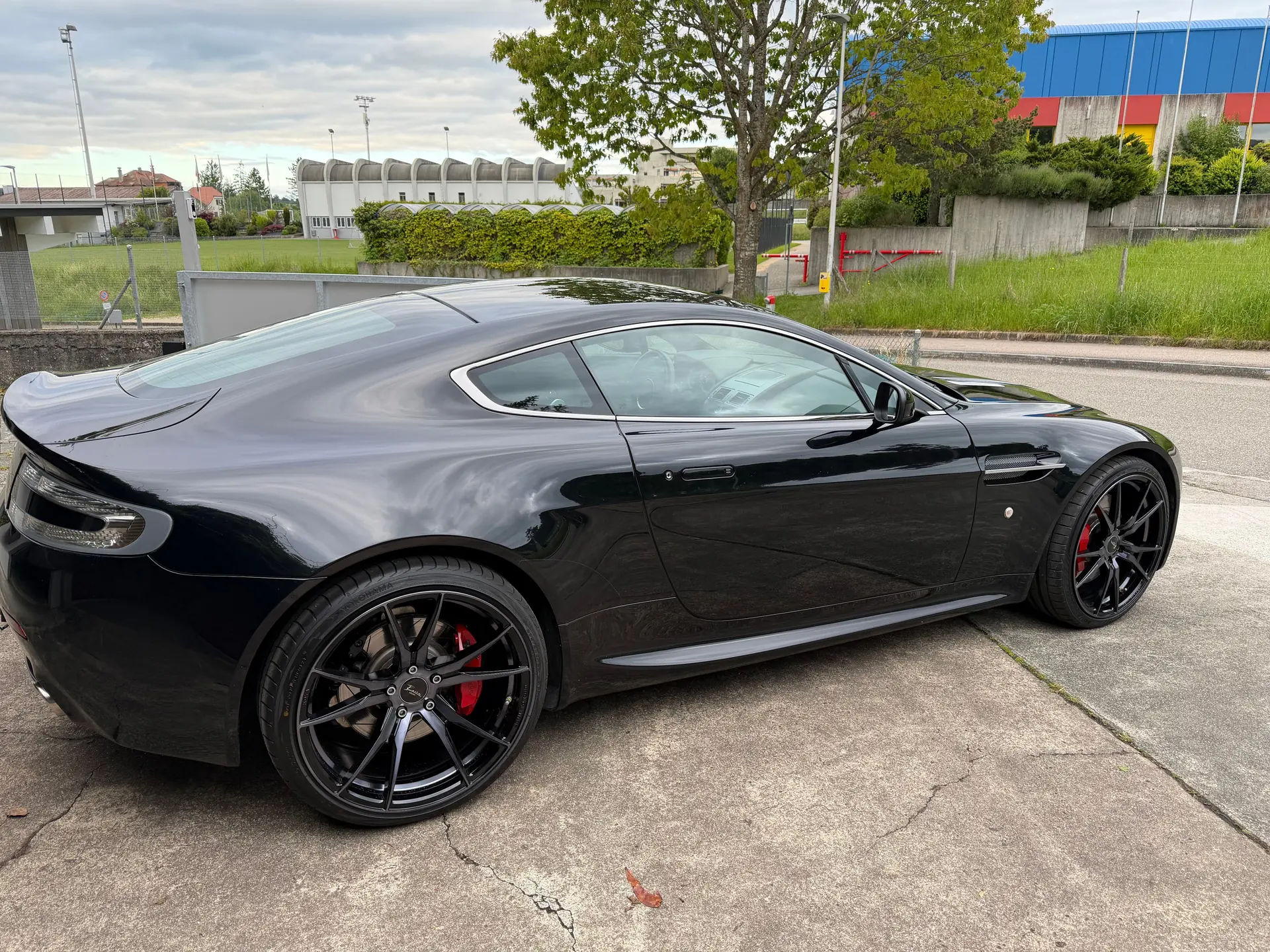 Aston Martin V8 Vantage 4.3 — Coupé sportif britannique, 405 ch et seulement 77'000 km