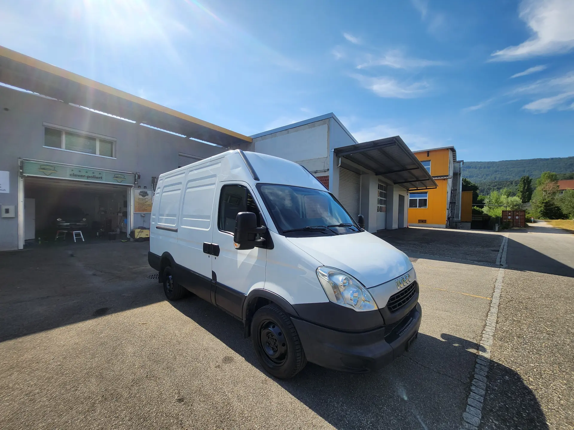 Iveco Daily 35S15V 2.3 HPI 146 — Utilitaire robuste, entretien impeccable, prêt au travail — vue extérieure