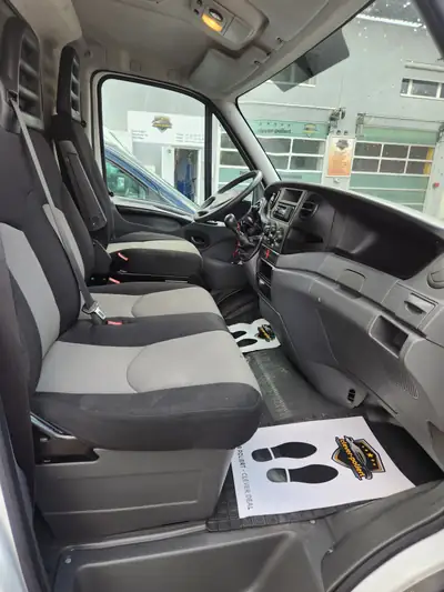 Iveco Daily 35S15V 2.3 HPI 146 — Utilitaire robuste, entretien impeccable, prêt au travail — tableau de bord