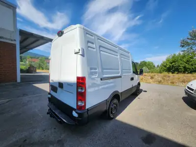 Iveco Daily 35S15V 2.3 HPI 146 — Utilitaire robuste, entretien impeccable, prêt au travail — intérieur