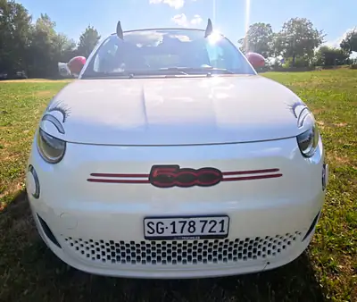 FIAT 500e C Red Swiss Edition — Cabriolet électrique rare, 25 900 km seulement — Außenansicht