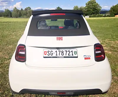 FIAT 500e C Red Swiss Edition — Cabriolet électrique rare, 25 900 km seulement — Innenraum