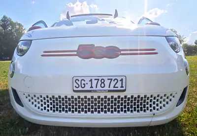 FIAT 500e C Red Swiss Edition — Cabriolet électrique rare, 25 900 km seulement — Armaturenbrett