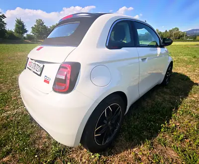 FIAT 500e C Red Swiss Edition — Cabriolet électrique rare, 25 900 km seulement — Miniatur 11