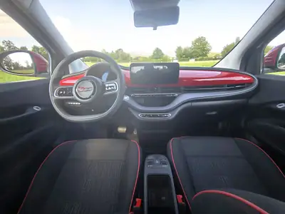FIAT 500e C Red Swiss Edition — Cabriolet électrique rare, 25 900 km seulement — Miniatur 14