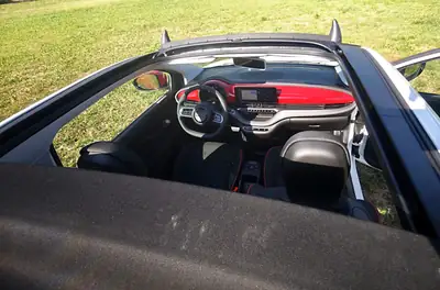 FIAT 500e C Red Swiss Edition — Cabriolet électrique rare, 25 900 km seulement — Miniatur 17