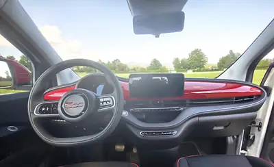 FIAT 500e C Red Swiss Edition — Cabriolet électrique rare, 25 900 km seulement — Miniatur 20