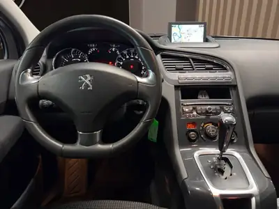 Peugeot 5008 1.6 THP Allure — Monospace 7 places, boîte auto fluide — Armaturenbrett