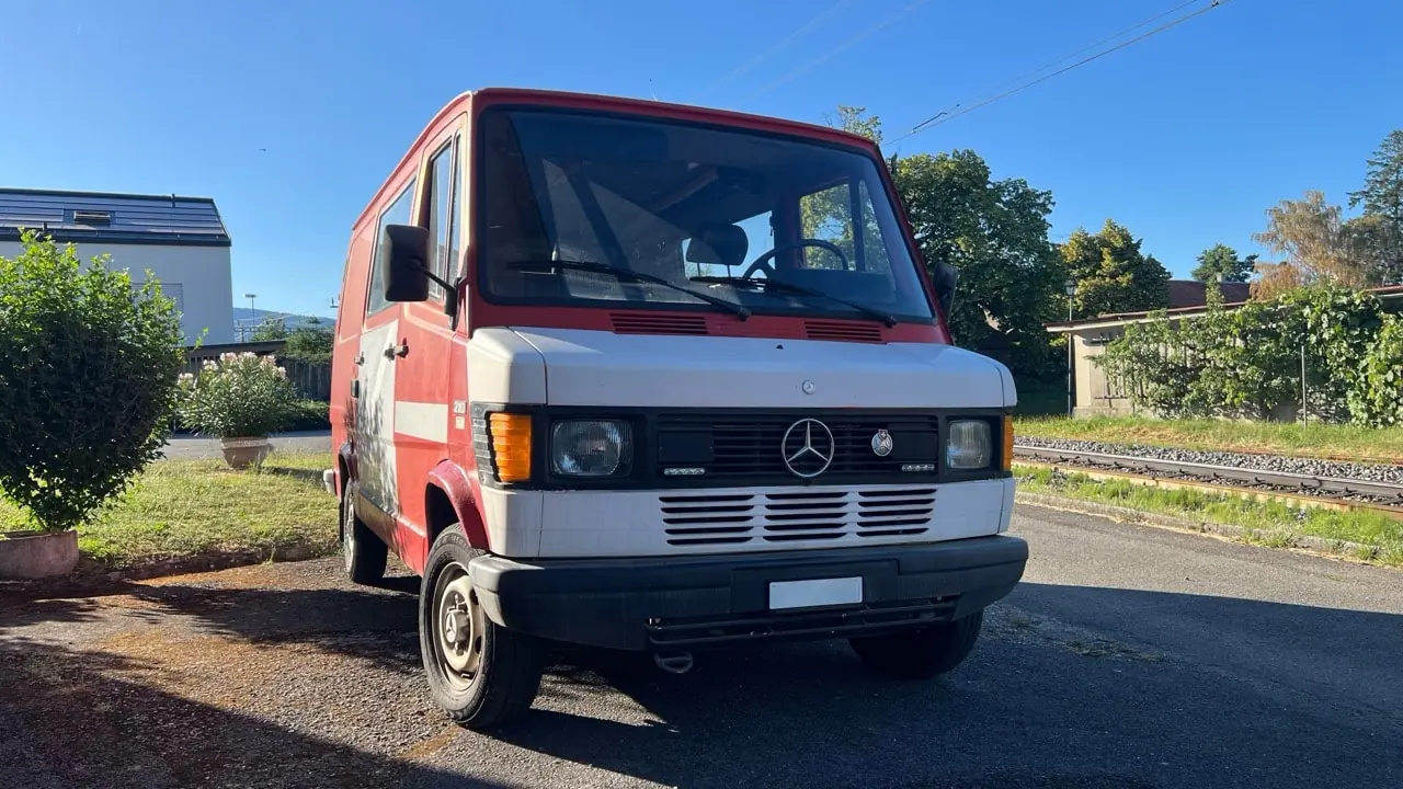 Mercedes-Benz 200-Series 210 — Classique fiable des années 80, kilométrage préservé — vista esterna