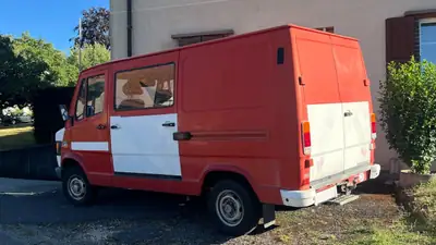 Mercedes-Benz 200-Series 210 — Classique fiable des années 80, kilométrage préservé — fianco