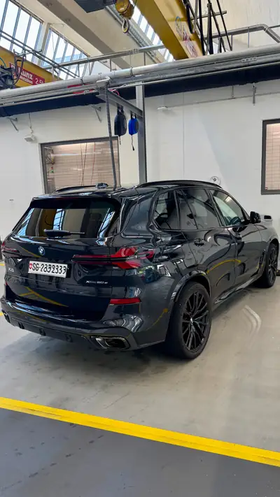 BMW X5 xDrive 50e M Sport 2025 — SUV hybride rechargeable, très basse kilométrage — vista esterna