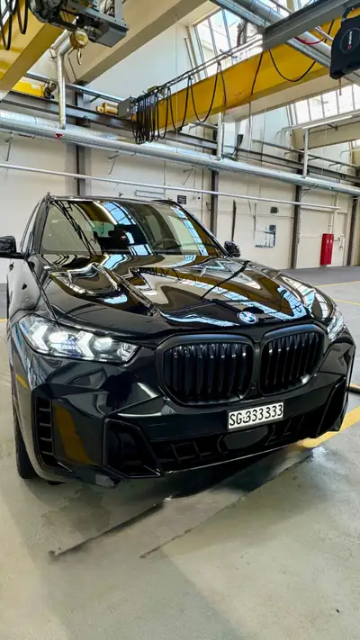 BMW X5 xDrive 50e M Sport 2025 — SUV hybride rechargeable, très basse kilométrage — vista posteriore