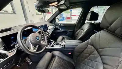 BMW X5 xDrive 50e M Sport 2025 — SUV hybride rechargeable, très basse kilométrage — dettaglio