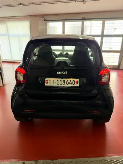 Smart Fortwo 1.0 71 Passion — Citadine compacte, sobre et manuelle, parfait pour la ville — Heckansicht