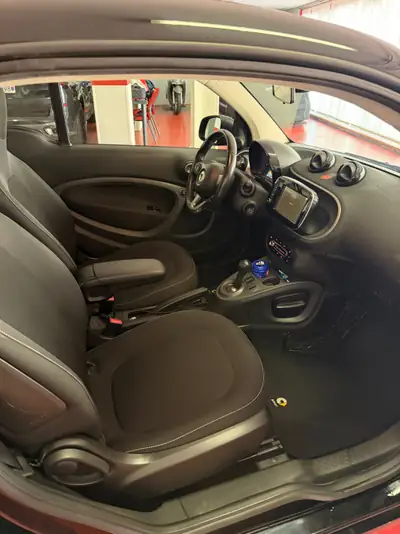 Smart Fortwo 1.0 71 Passion — Citadine compacte, sobre et manuelle, parfait pour la ville — Armaturenbrett