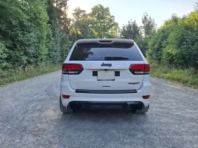 Jeep Grand Cherokee 6.2 V8 HEMI Trackhawk — Monstre américain 709 ch, 155'000 km — vista posteriore