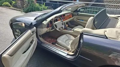 Jaguar XK8 2000 — Cabriolet légendaire, 284 ch et design intemporel — tableau de bord
