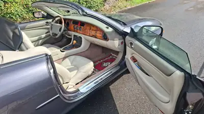 Jaguar XK8 2000 — Cabriolet légendaire, 284 ch et design intemporel — détail