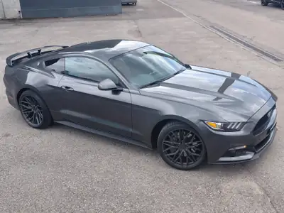 Ford Mustang 2.3 EcoBoost — Coupé sportif légendaire, moteur optimisé 317 ch — vue extérieure