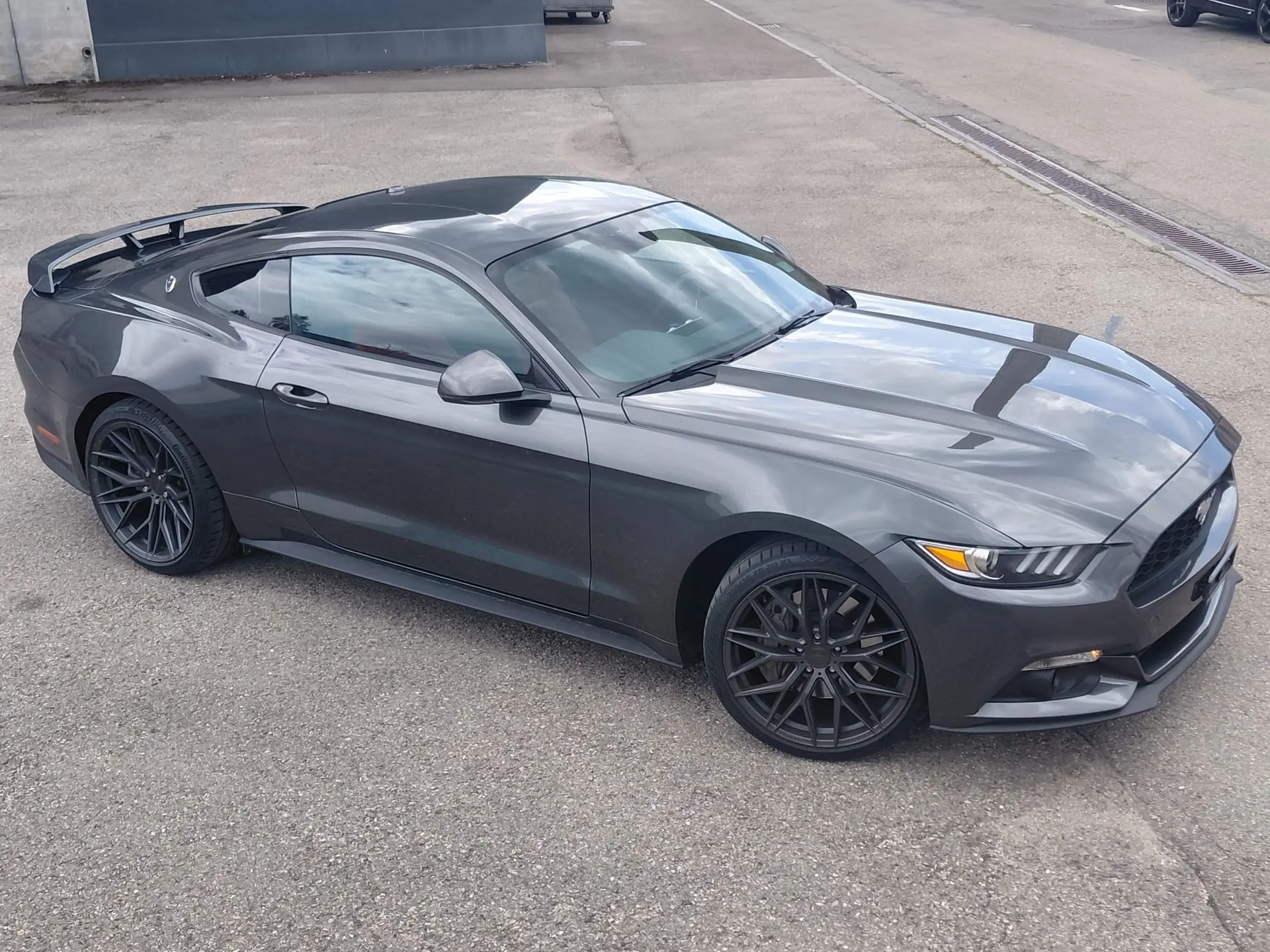 Ford Mustang 2.3 EcoBoost — Coupé sportif légendaire, moteur optimisé 317 ch — vue extérieure