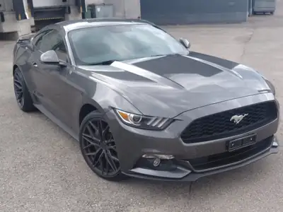 Ford Mustang 2.3 EcoBoost — Coupé sportif légendaire, moteur optimisé 317 ch — intérieur