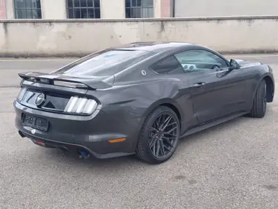 Ford Mustang 2.3 EcoBoost — Coupé sportif légendaire, moteur optimisé 317 ch — tableau de bord