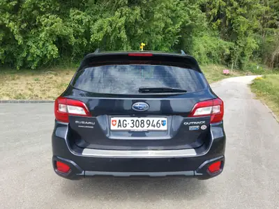 Subaru Outback 2.0 D Swiss — SUV familial diesel, transmission CVT, sans sinistre — vista posteriore