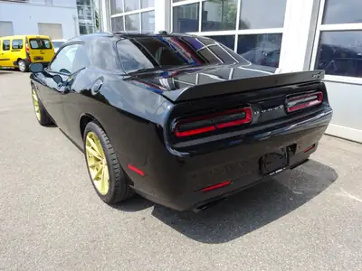 Dodge Challenger Hellcat 2017 — Muscle-car américain 717 ch, état impeccable — side view