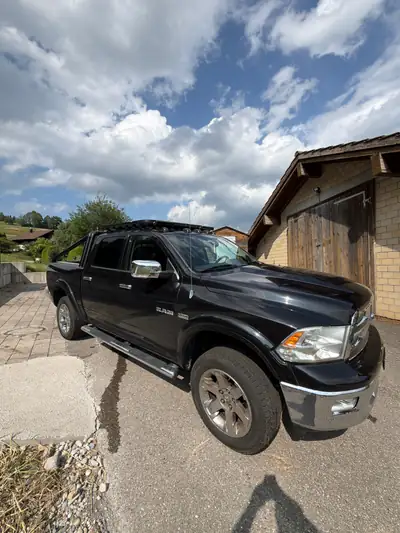 Dodge RAM 1500 Laramie 5.7 HEMI — Pickup musclé, 395 ch et entretien à jour — Armaturenbrett