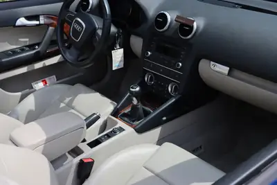 Audi A3 2.0 TDI Cabriolet — Décapotable diesel sportive, 150'000 km — tableau de bord