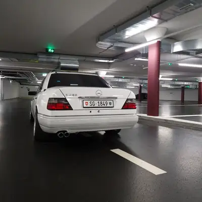 Mercedes-Benz E 280 — Berline de prestige 1995, moteur 6-cylindres robuste — fianco
