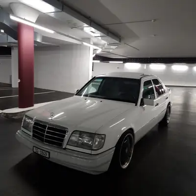 Mercedes-Benz E 280 — Berline de prestige 1995, moteur 6-cylindres robuste — vista esterna