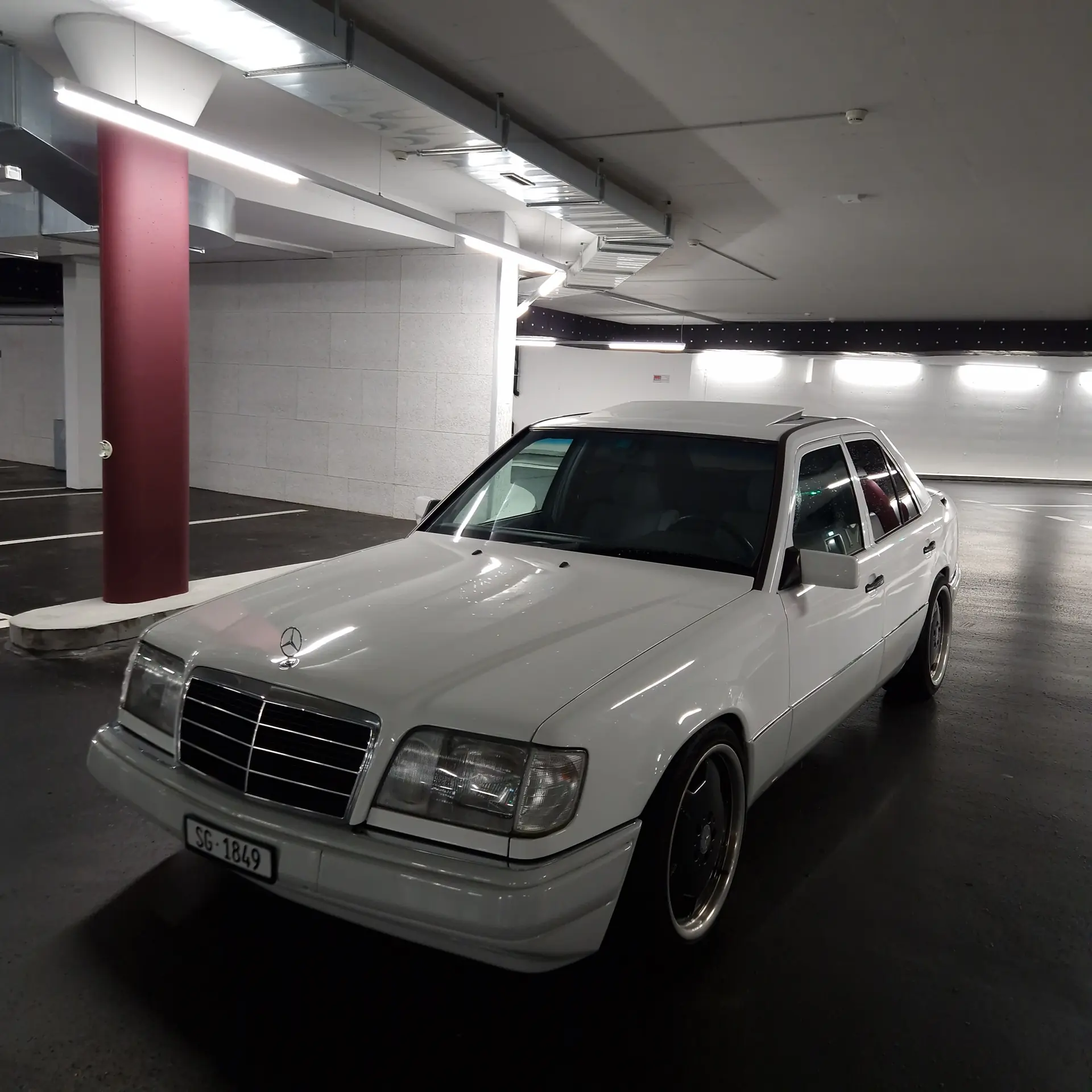 Mercedes-Benz E 280 — Berline de prestige 1995, moteur 6-cylindres robuste — vista esterna