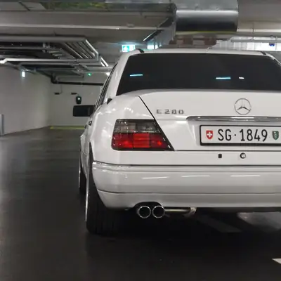 Mercedes-Benz E 280 — Berline de prestige 1995, moteur 6-cylindres robuste — vista posteriore