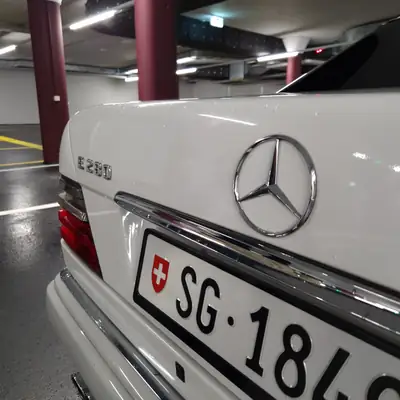 Mercedes-Benz E 280 — Berline de prestige 1995, moteur 6-cylindres robuste — interni