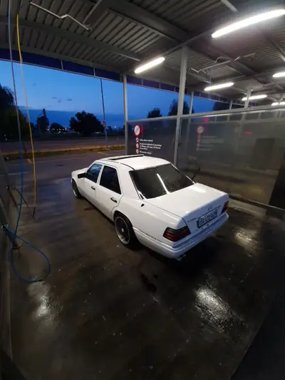 Mercedes-Benz E 280 — Berline de prestige 1995, moteur 6-cylindres robuste — cruscotto