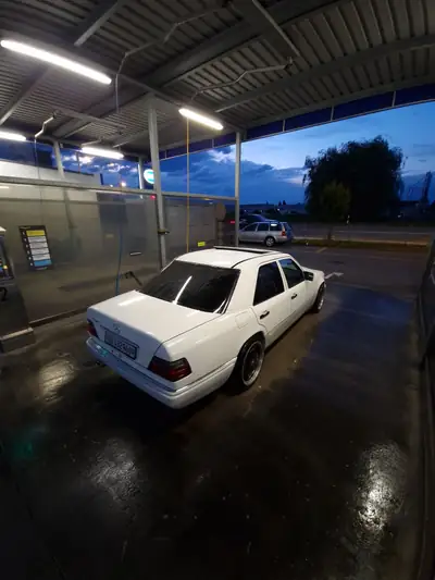 Mercedes-Benz E 280 — Berline de prestige 1995, moteur 6-cylindres robuste — dettaglio