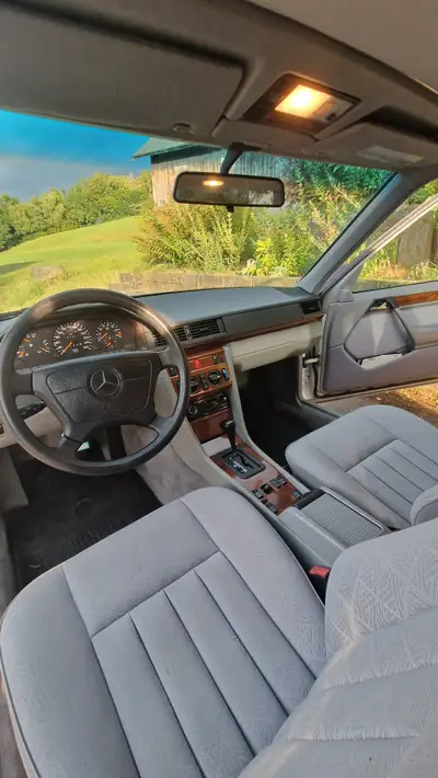 Mercedes-Benz E 280 — Berline de prestige 1995, moteur 6-cylindres robuste — Miniatura 8