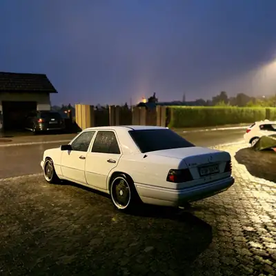 Mercedes-Benz E 280 — Berline de prestige 1995, moteur 6-cylindres robuste — Miniatura 7