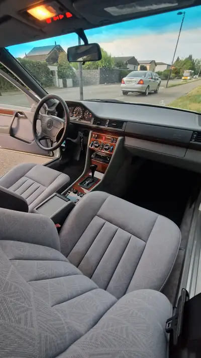 Mercedes-Benz E 280 — Berline de prestige 1995, moteur 6-cylindres robuste — Miniatura 9
