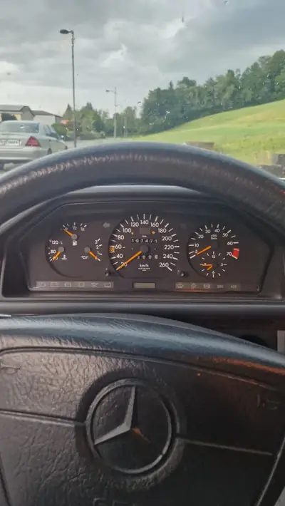 Mercedes-Benz E 280 — Berline de prestige 1995, moteur 6-cylindres robuste — Miniatura 11