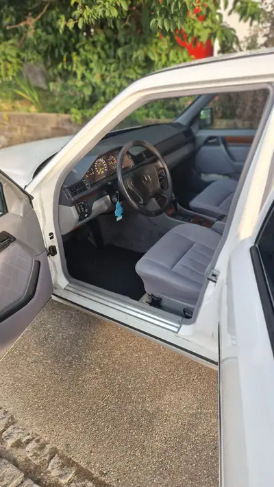 Mercedes-Benz E 280 — Berline de prestige 1995, moteur 6-cylindres robuste — Miniatura 12