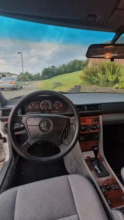 Mercedes-Benz E 280 — Berline de prestige 1995, moteur 6-cylindres robuste — Miniatura 10