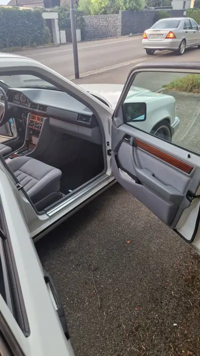 Mercedes-Benz E 280 — Berline de prestige 1995, moteur 6-cylindres robuste — Miniatura 15