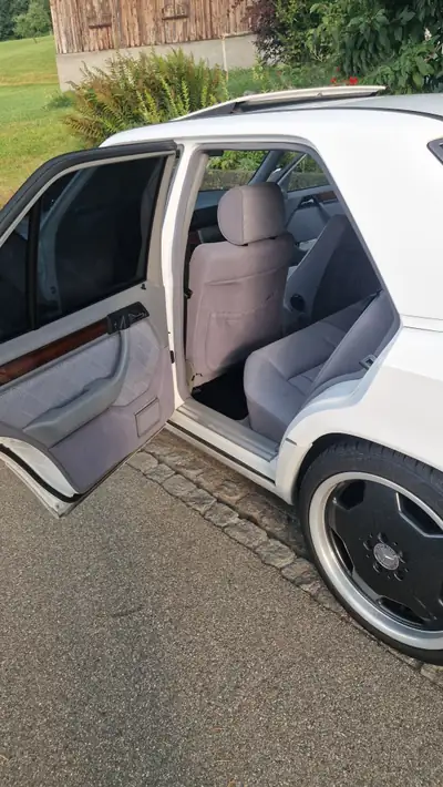 Mercedes-Benz E 280 — Berline de prestige 1995, moteur 6-cylindres robuste — Miniatura 14