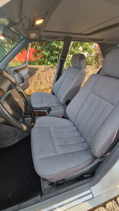 Mercedes-Benz E 280 — Berline de prestige 1995, moteur 6-cylindres robuste — Miniatura 13