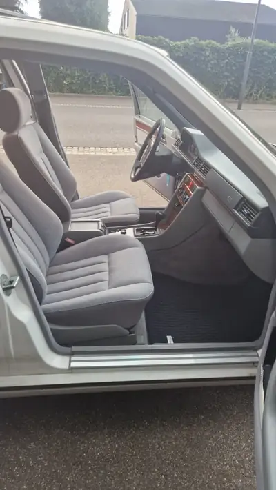Mercedes-Benz E 280 — Berline de prestige 1995, moteur 6-cylindres robuste — Miniatura 17