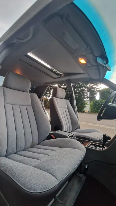 Mercedes-Benz E 280 — Berline de prestige 1995, moteur 6-cylindres robuste — Miniatura 18