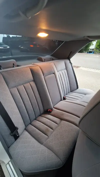 Mercedes-Benz E 280 — Berline de prestige 1995, moteur 6-cylindres robuste — Miniatura 19