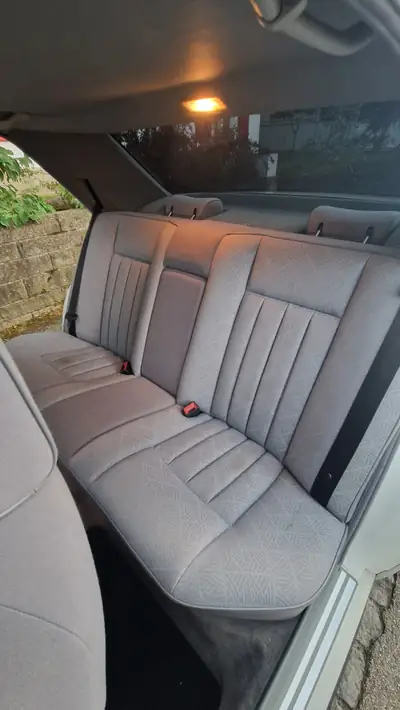 Mercedes-Benz E 280 — Berline de prestige 1995, moteur 6-cylindres robuste — Miniatura 20